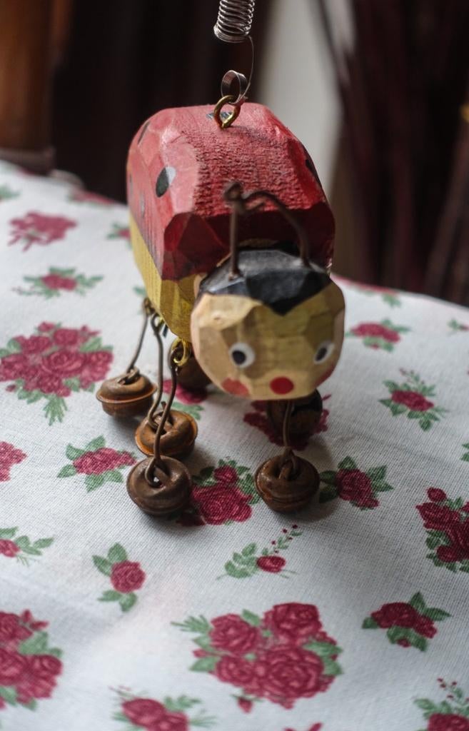 nieuw houten lieveheersbeestje aan trekveer, Kinderen en Baby's, Kinderkamer | Inrichting en Decoratie, Ophalen of Verzenden, Nieuw