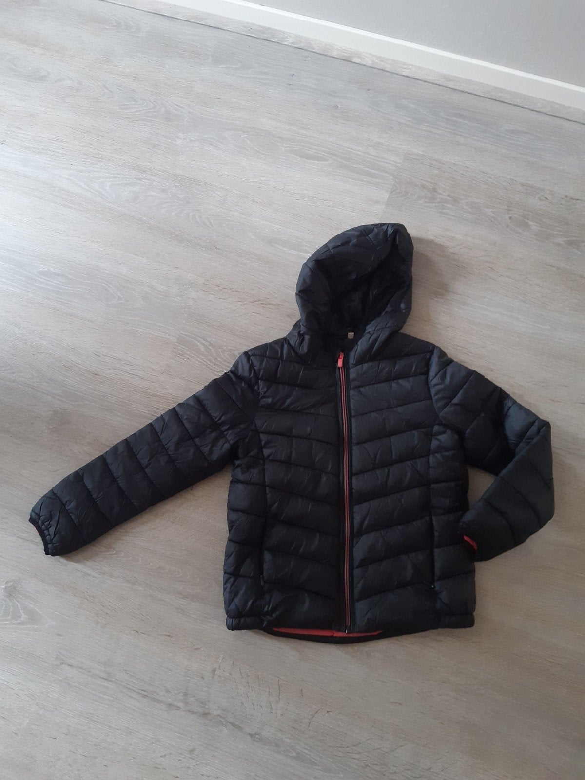 Zwarte jas met roze accenten - Maat 134, Ophalen of Verzenden, Gebruikt, Meisje, Jas