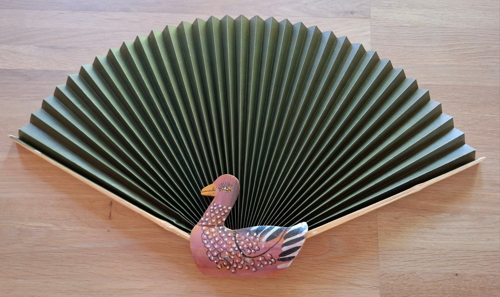 Vintage groene waaier met handbeschilderde houten eend, Ophalen of Verzenden, Zo goed als nieuw