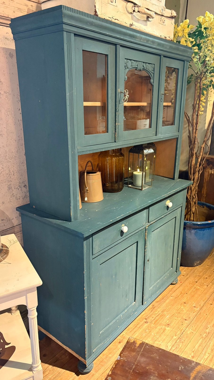 Oude houten keukenkast, denim blauw, servies kast