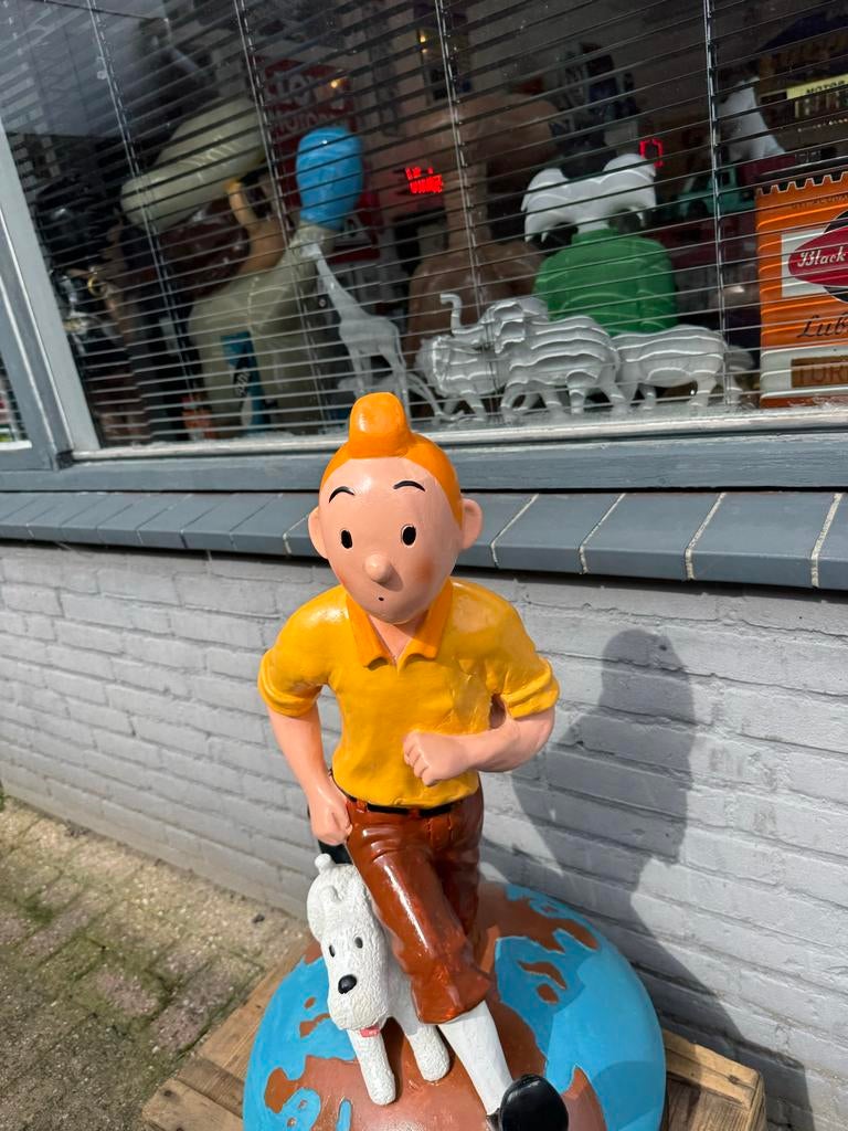 Grote Kuifje en Bobbie beeld op wereldbol - Studio Aventures, Verzamelen, Beelden en Beeldjes, Ophalen, Gebruikt, Mens