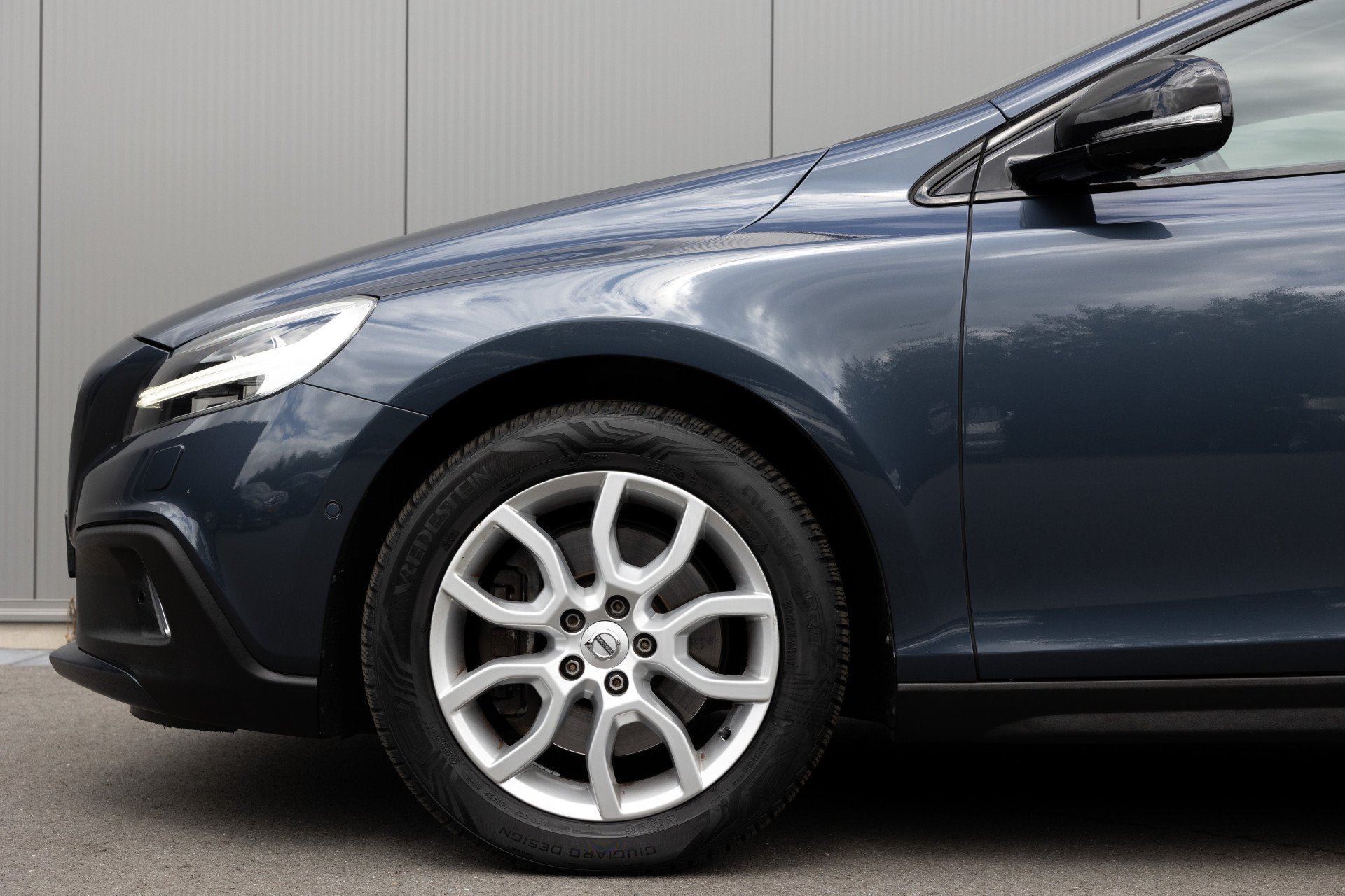 Volvo V40 Cross Country 2.0 T4 Nordic+ | LEDER | PANO | CAME, Gebruikt, Blauw, 1353 kg, Automatische klimaatregeling