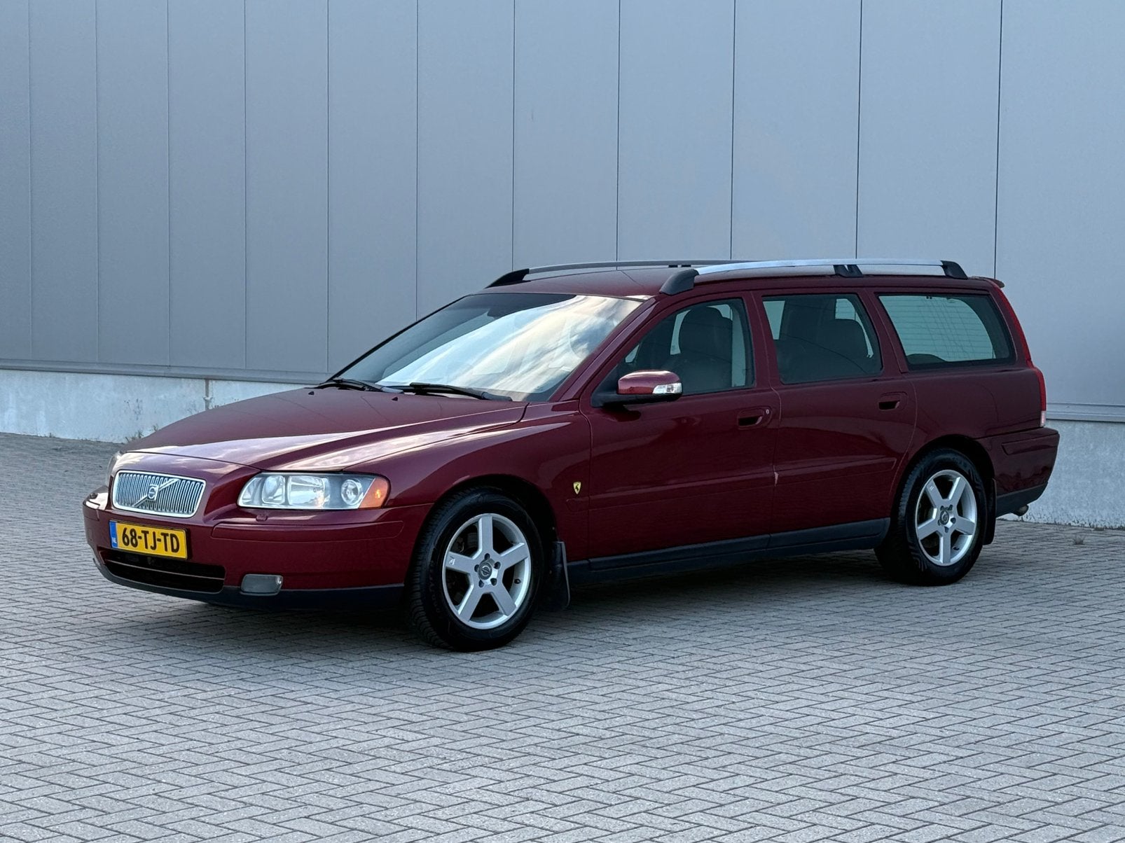 Volvo V70 2.4 D AUT 2006 Rood, Auto's, 1800 kg, Zwart, 1553 kg, 163 pk