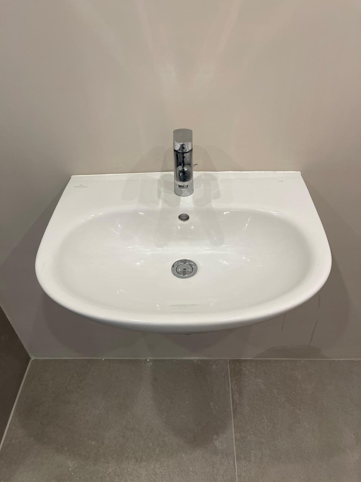 Nieuwe Villeroy & Boch wastafel met kraan en aansluiting, Ophalen, Nieuw, Wastafel