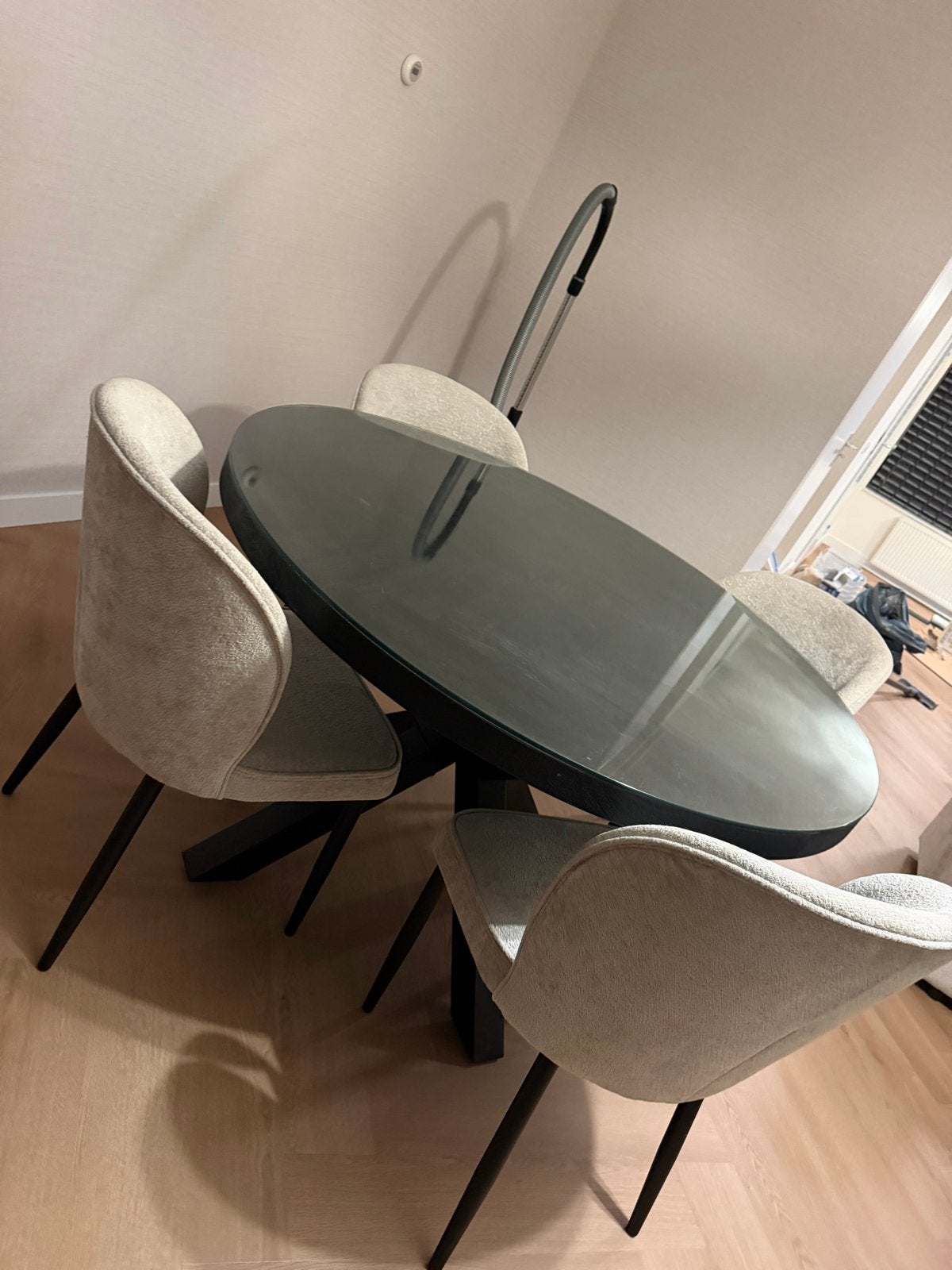 Ronde eettafel mango hout zwart met 4 beige teddy stoelen, Huis en Inrichting, Ophalen, Gebruikt, 4 tot 6 stoelen