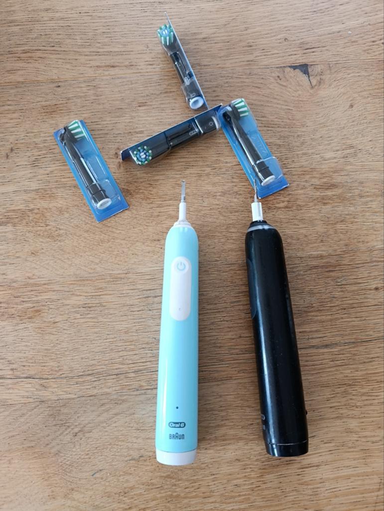 2 elektrische tandenborstels Oral B. Met borstels, Ophalen of Verzenden, Gehele gezicht