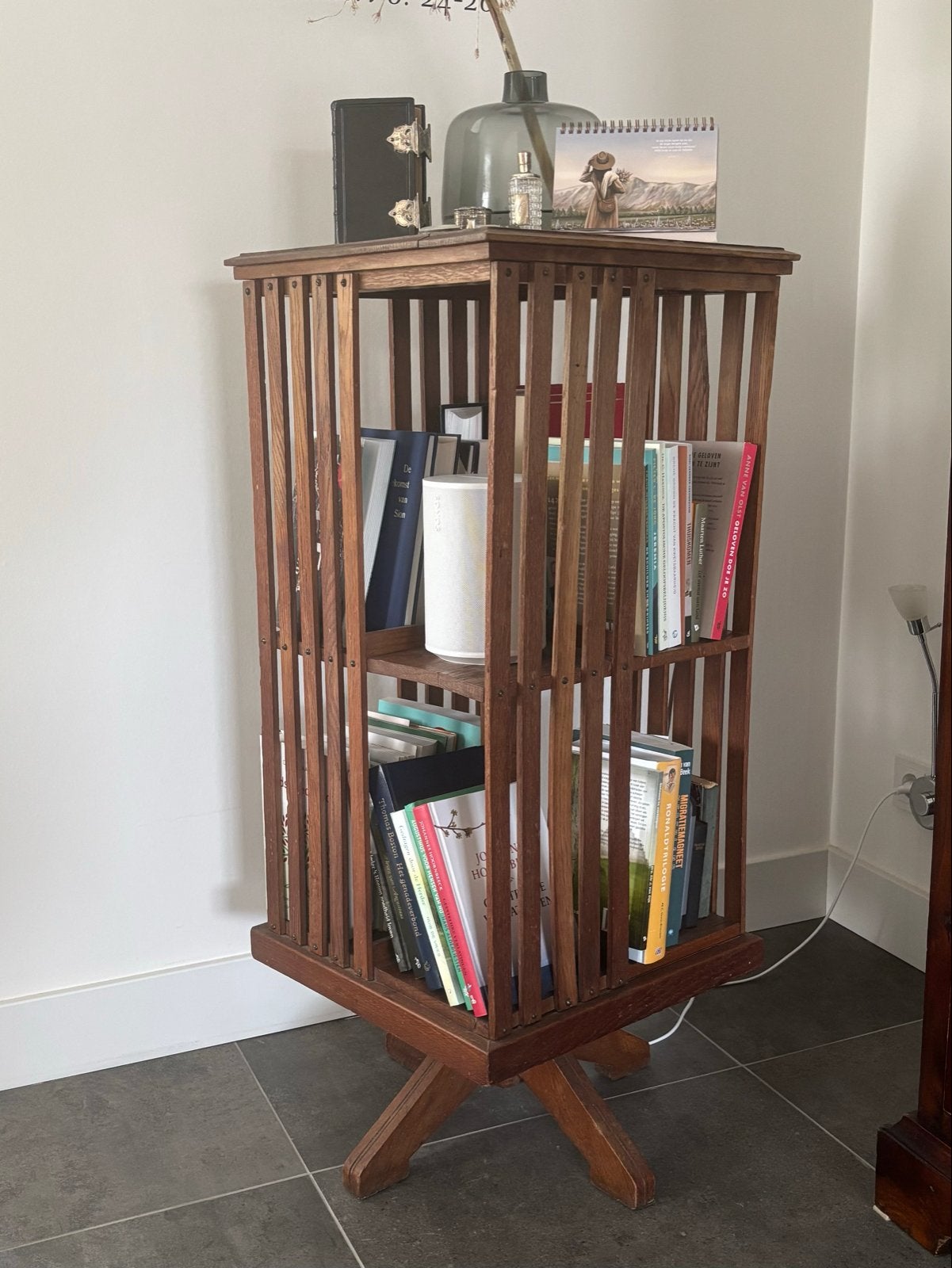 Vintage houten draaibare boekenmolen, Ophalen, Met plank(en), Minder dan 50 cm, Gebruikt