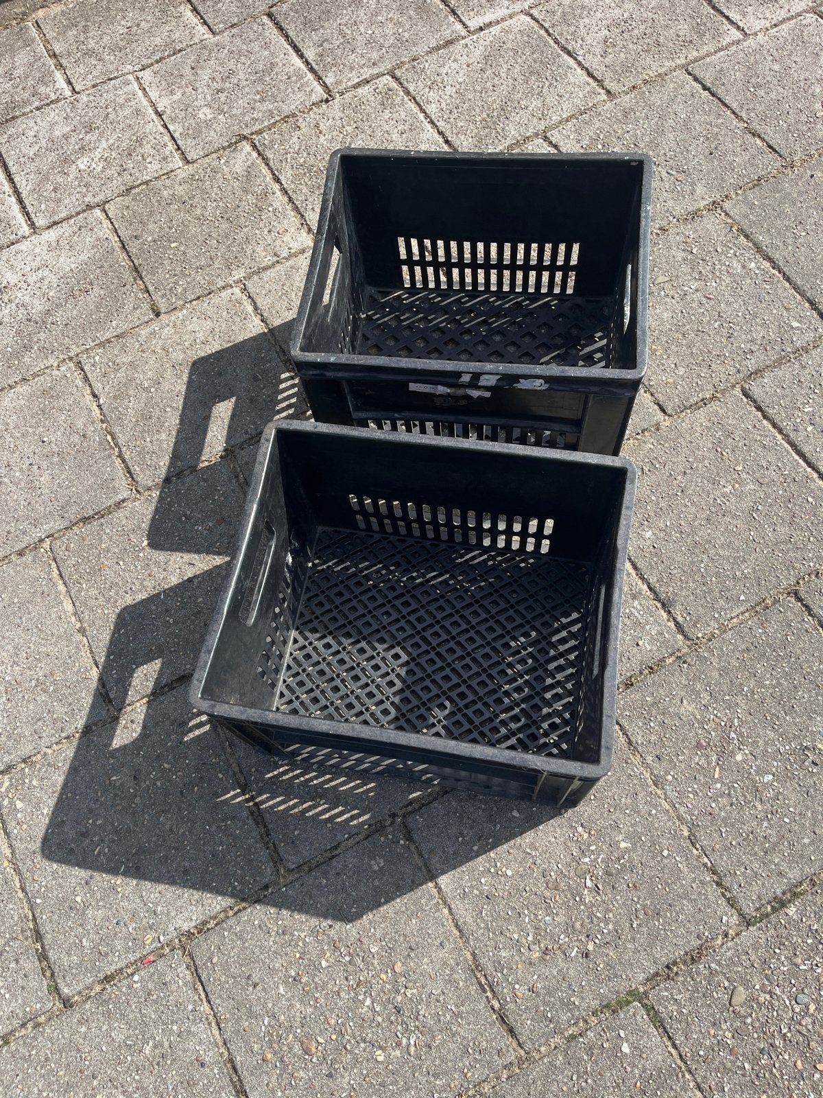 Zwarte plastic kratten - 2 stuks, Doe-het-zelf en Verbouw, Kratten en Dozen, Gebruikt, Minder dan 35 cm, Minder dan 50 cm, Ophalen of Verzenden