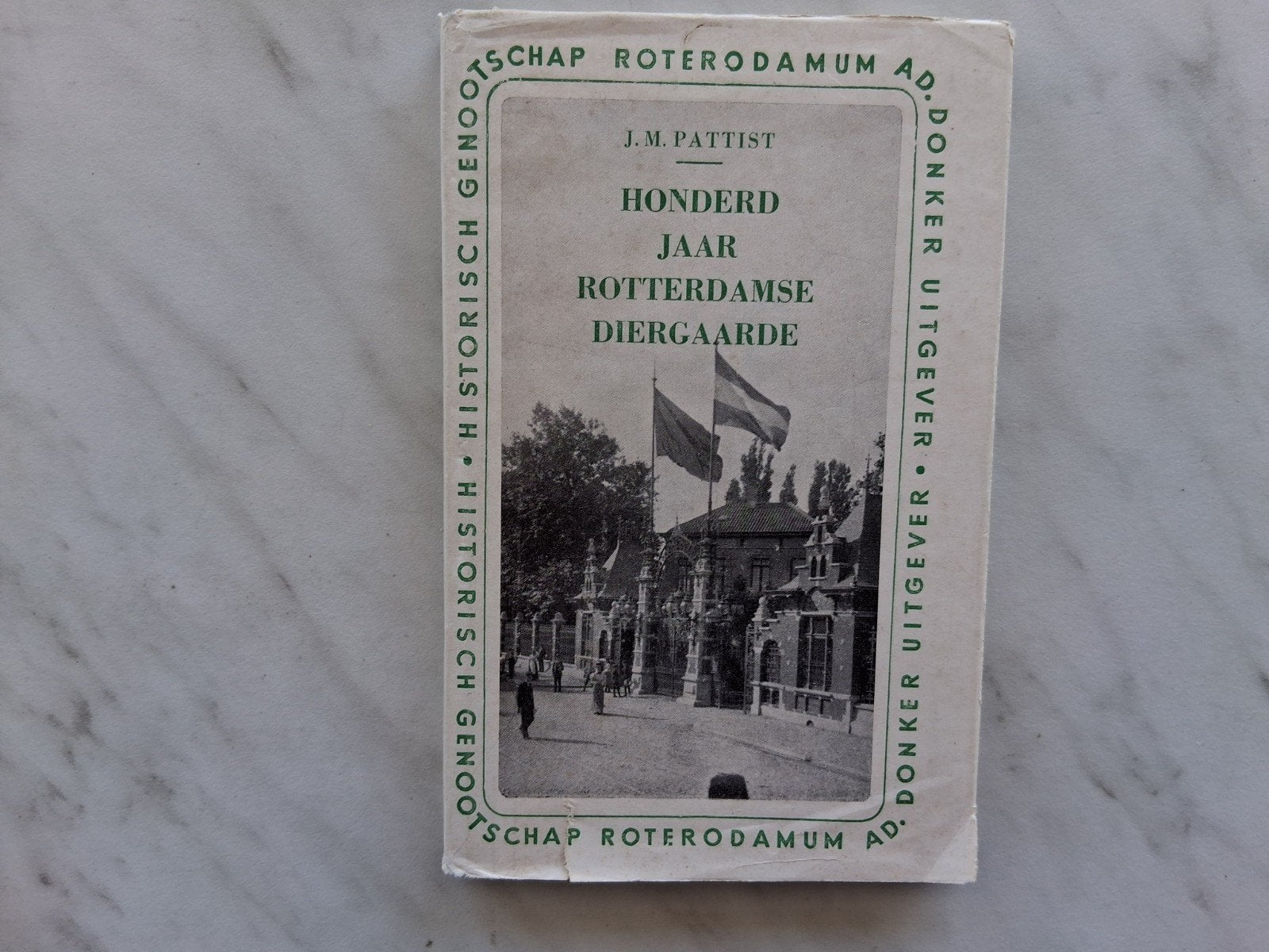 Honderd jaar Rotterdamse Diergaarde door J.M. Pattist, Boeken, Ophalen of Verzenden, Zo goed als nieuw, Overige diersoorten