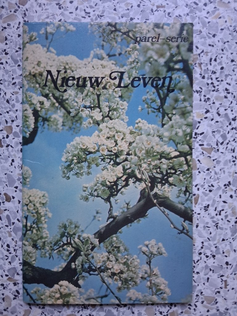 Nieuw leven is een christelijk meditatie- of geschenkboekje, Gelezen, Christendom | Protestants, Ophalen of Verzenden, Uitgeverij Gideon uit Hoornaar.