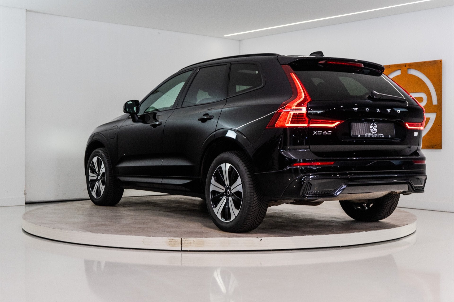 Volvo XC60 2.0 T6 Plug-in hybrid AWD Plus Dark Long Range 35, Auto's, Automaat, Gebruikt, 4 cilinders, Zwart