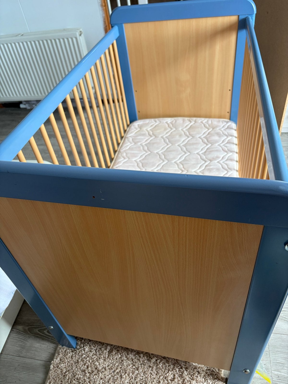 Stevig houten ledikant met matras - blauw/houtkleur, Ophalen, Gebruikt, Ledikant
