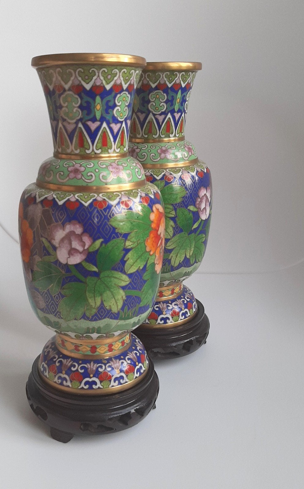 Prachtig paar Chinese cloisonné vazen met houten voet, Ophalen of Verzenden