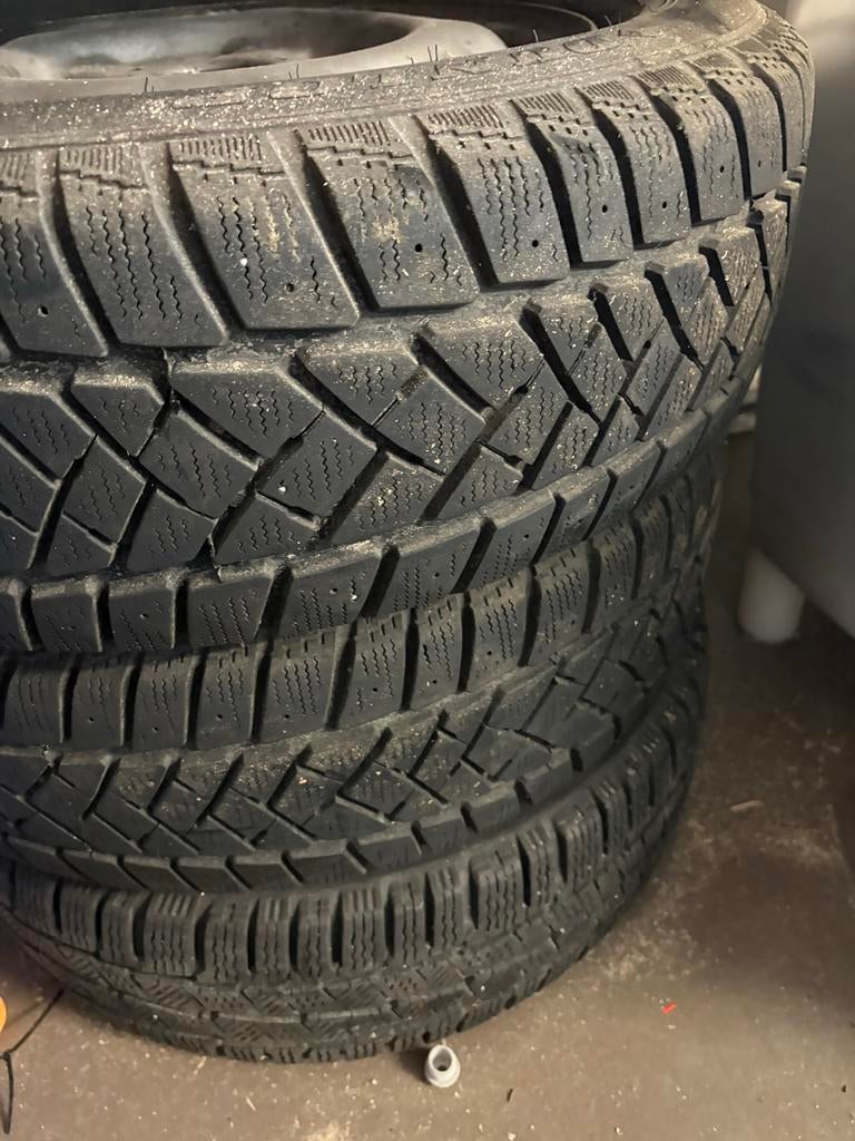 Michelin Winterbanden op stalen velg 205/65 R16C, Auto-onderdelen, Banden en Velgen, Ophalen, 16 inch, Banden en Velgen, Winterbanden