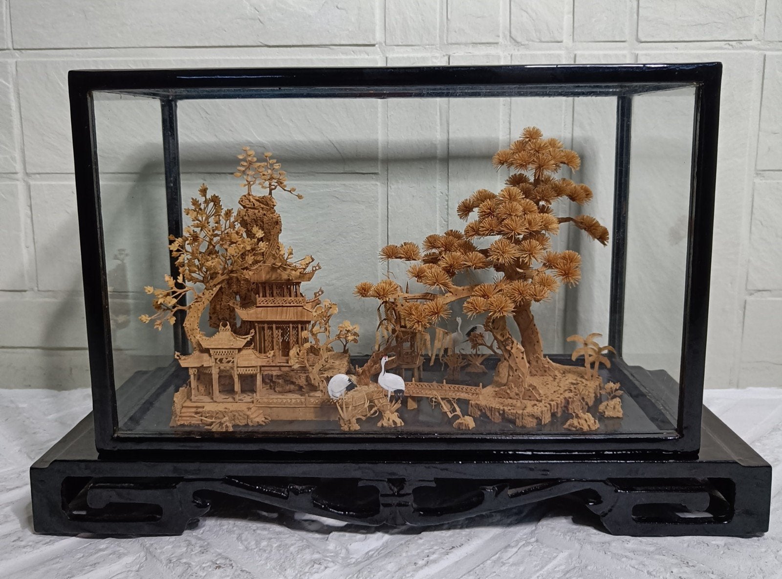 Gedetailleerd Chinees kurk houtsnijwerk in glazen vitrine., Antiek en Kunst, Kunst | Beelden en Houtsnijwerken, Ophalen, Houtsnijwerk