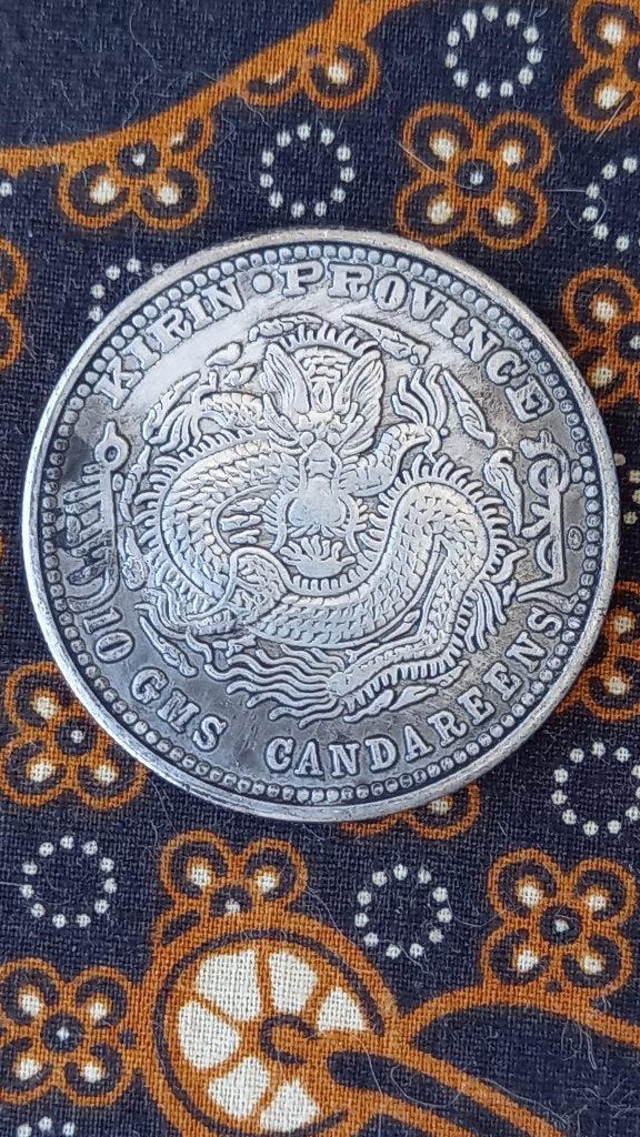 Mooie Chinese Candareens munt met draak en karakters 4,4 cm, Antiek en Kunst, Zilver, China, Ophalen of Verzenden, Brons