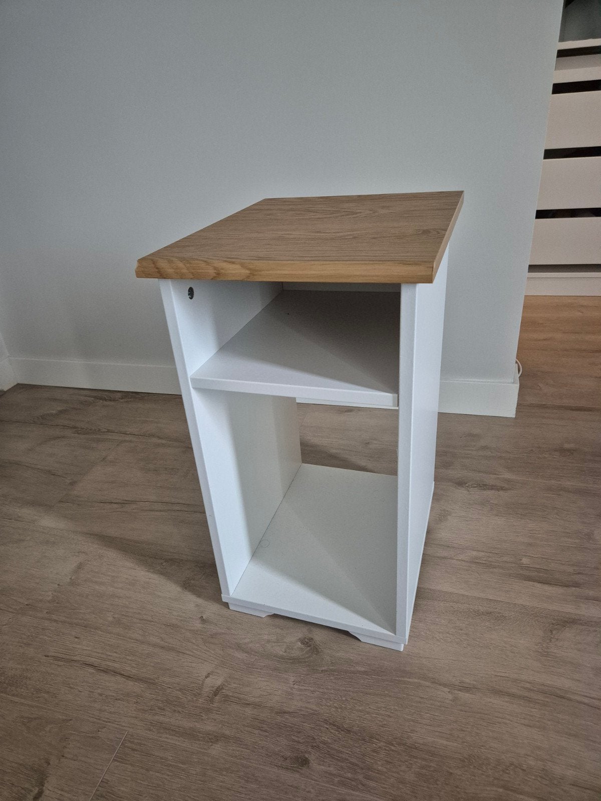 IKEA SKRUVBY bijzettafel/nachtkastje wit met eikenblad, Huis en Inrichting, Ophalen, Minder dan 55 cm, Modern, Scandinavisch, Zo goed als nieuw