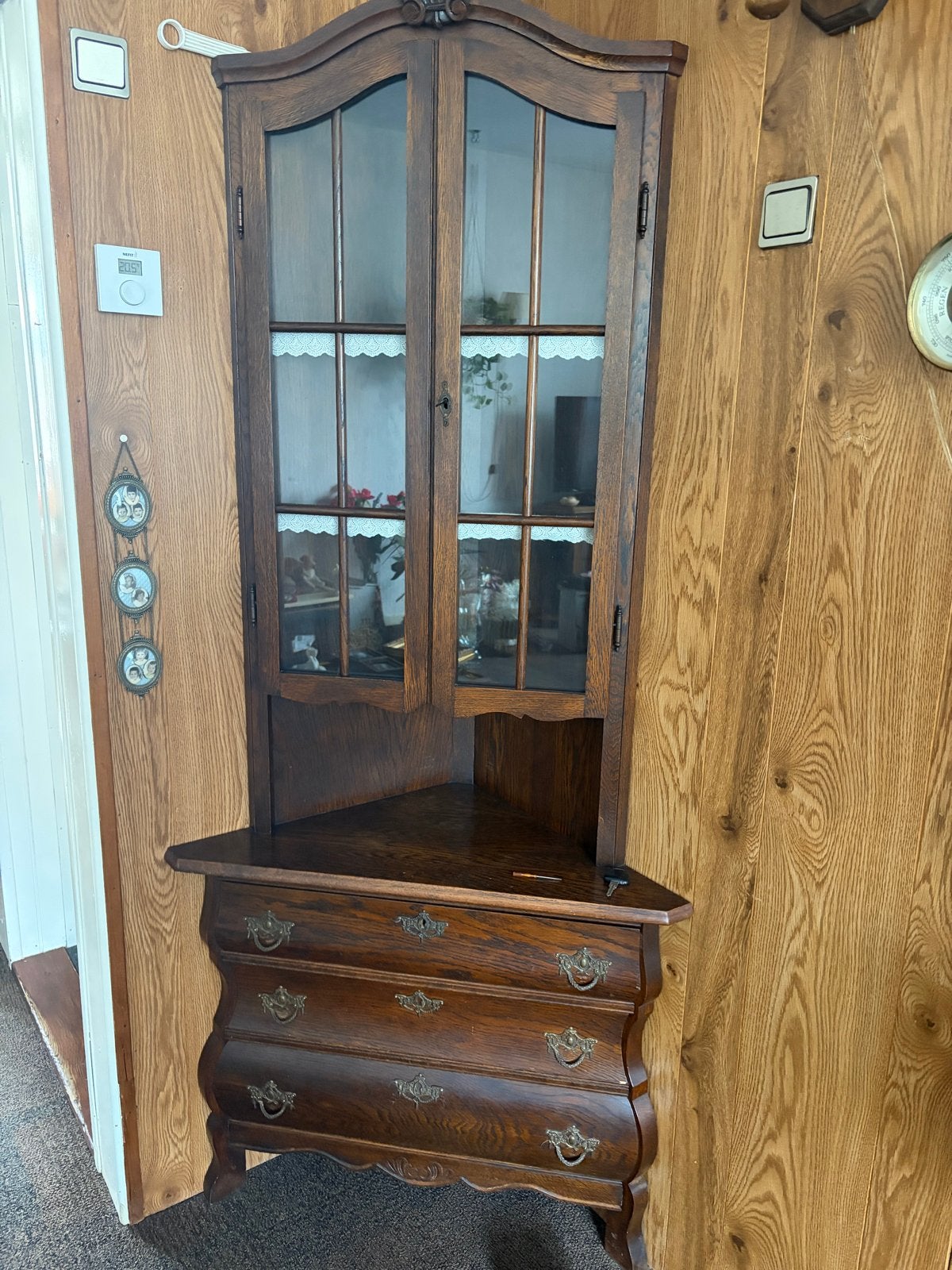 Antieke hoekkast met vitrine en lades ZSM ophalen, Huis en Inrichting, Ophalen, Zo goed als nieuw