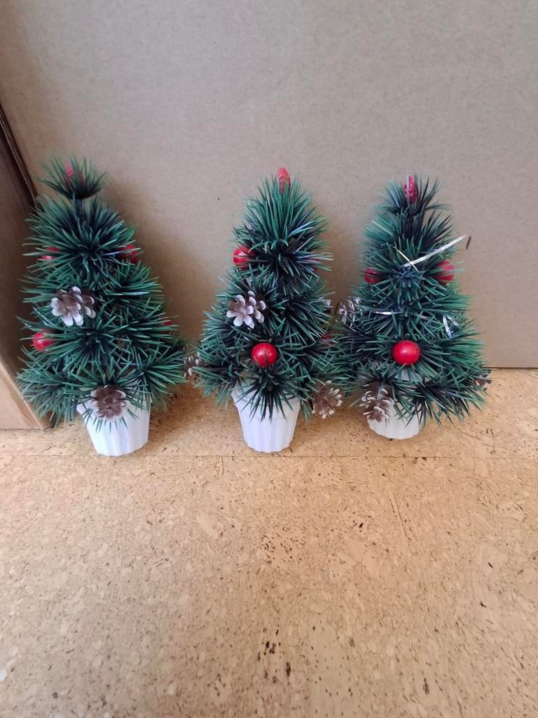 3 oude plastic kerstboompjes, Diversen, Kerst, Ophalen of Verzenden