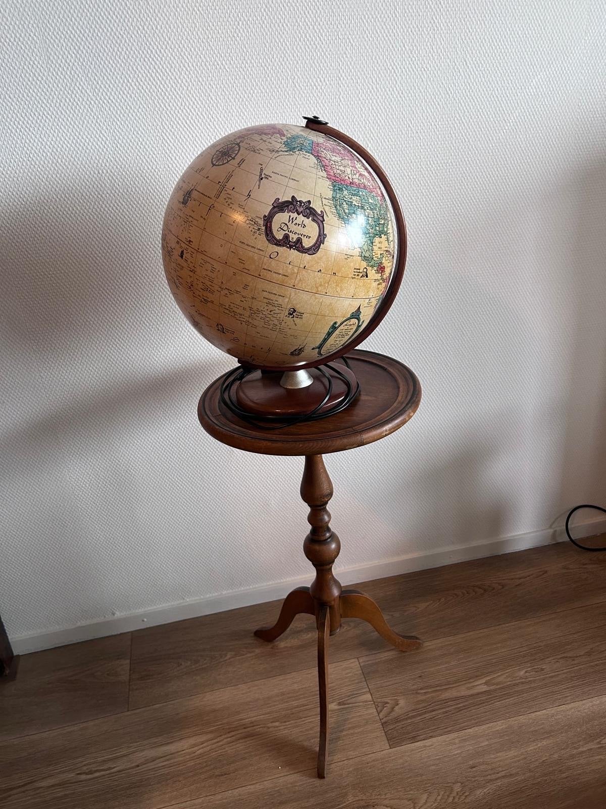Antieke wereldbol op houten standaard - Decoratief en educat, Ophalen, Draaibaar, Zo goed als nieuw, Antieke wereldbol