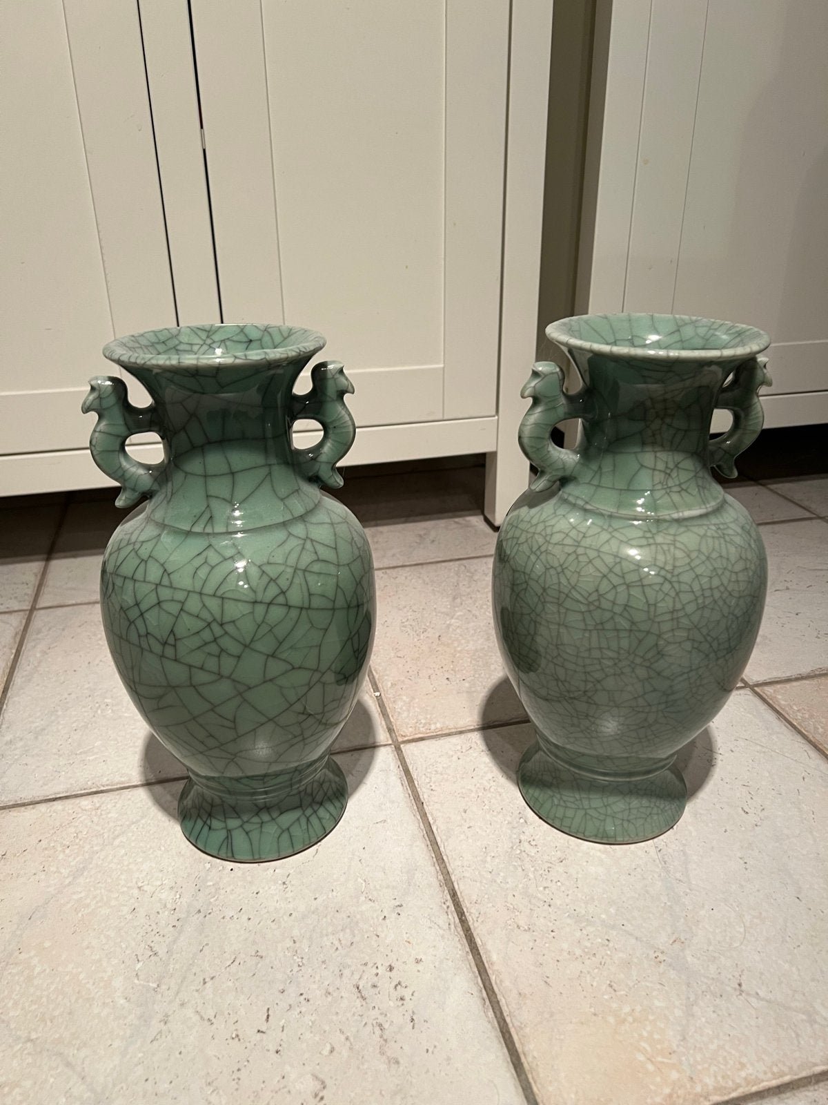 Set van 2 Chinese celadon craquelé vazen met drakenoren, Ophalen