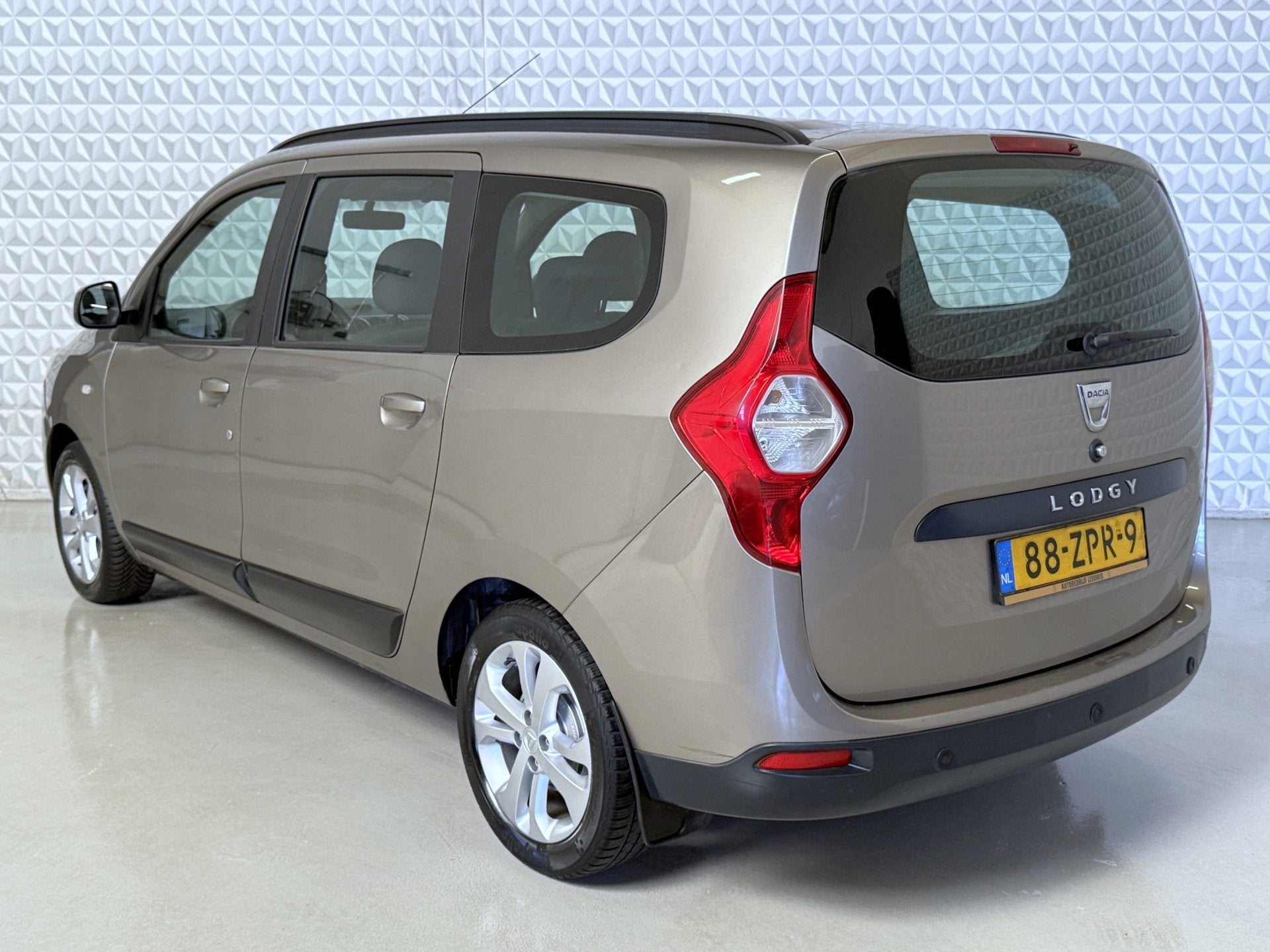 Dacia Lodgy 1.2 TCe Prestige / EXPORT PRIJS EX BPM! (2013), Auto's, Voorwielaandrijving, Euro 5, Gebruikt, 4 cilinders