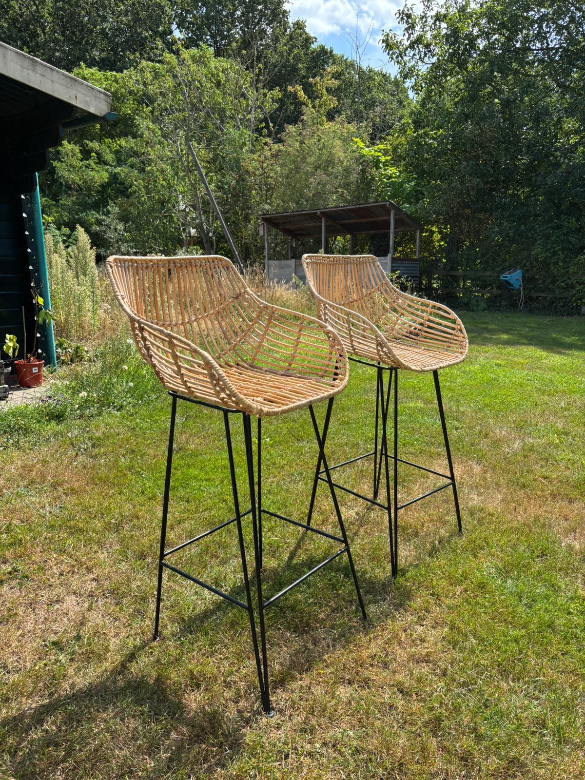 2 rotan barstoelen met metalen frame, Huis en Inrichting, Barkrukken, Ophalen, Metaal, 60 tot 90 cm, Zo goed als nieuw