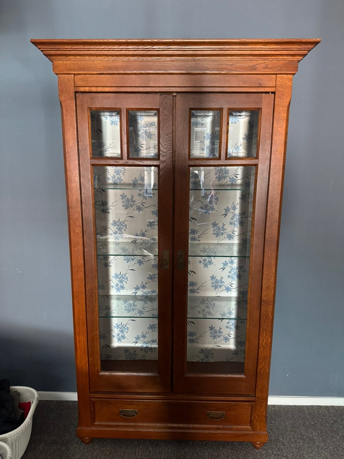 Klassieke houten vitrinekast, Ophalen, 100 tot 150 cm, Zo goed als nieuw, 150 tot 200 cm