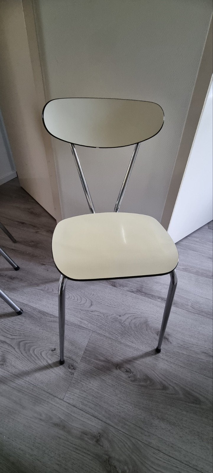Vintage stoel met metalen frame en crème zitting, Gebruikt, Overige kleuren, Vintage, Ophalen of Verzenden