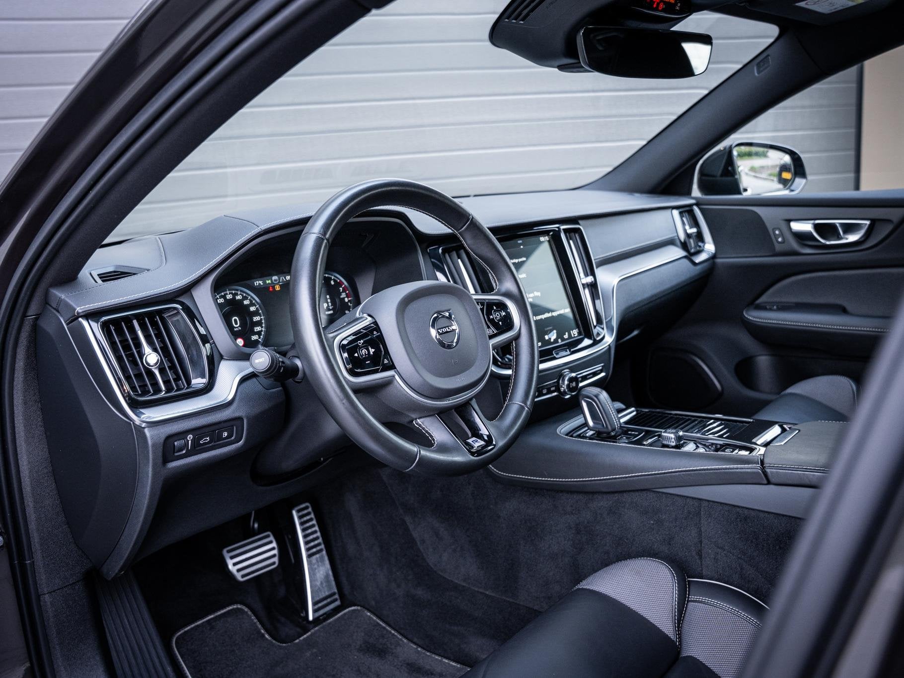 Volvo V60 2.0 T8 Recharge AWD R-Design - Pano l ACC l 19'' l, Auto's, Automaat, Dealer onderhouden, Stof, Gebruikt