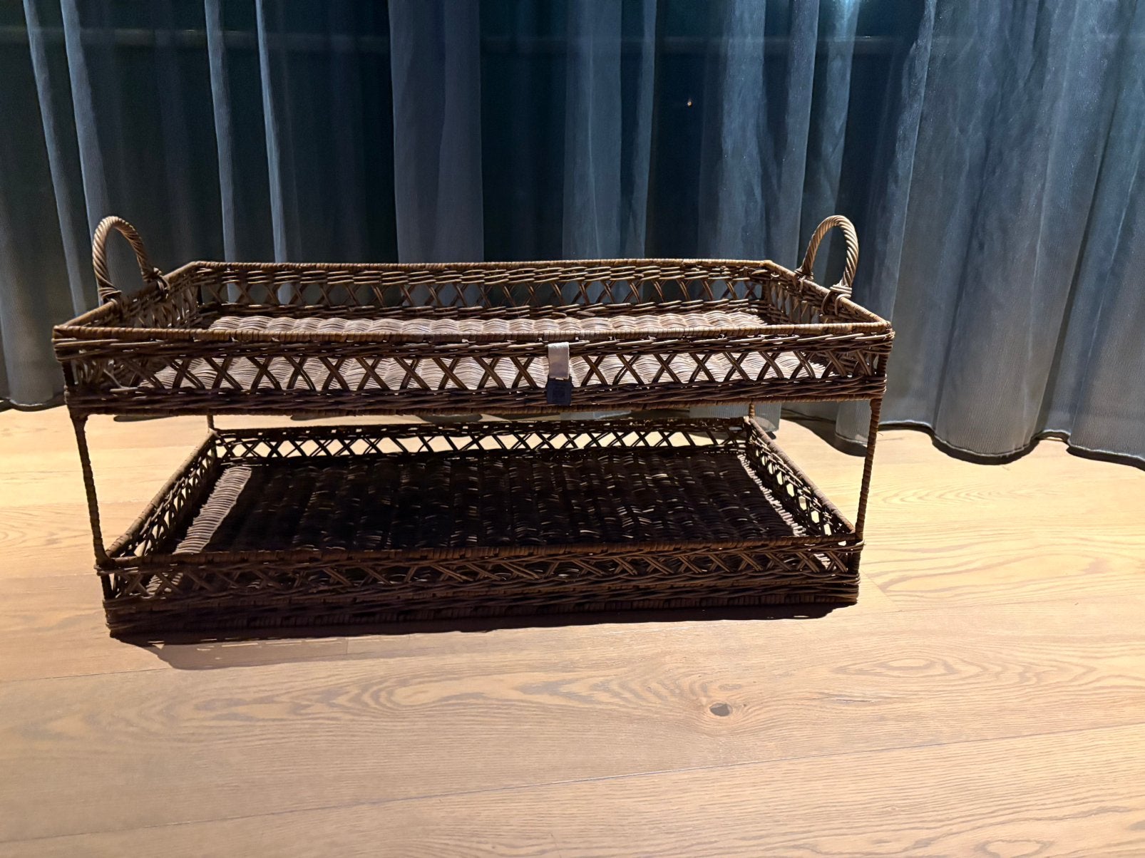 Riviera maison rattan etagere xxl, Huis en Inrichting, Ophalen of Verzenden, Zo goed als nieuw