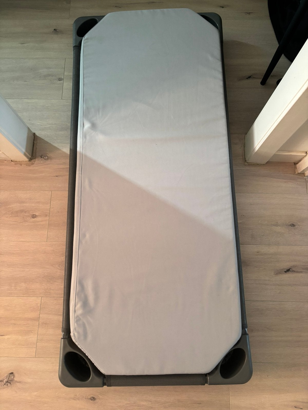 Peuterbed grijs inclusief matras, Kinderen en Baby's, Ophalen, Zo goed als nieuw, Minder dan 140 cm, Matras