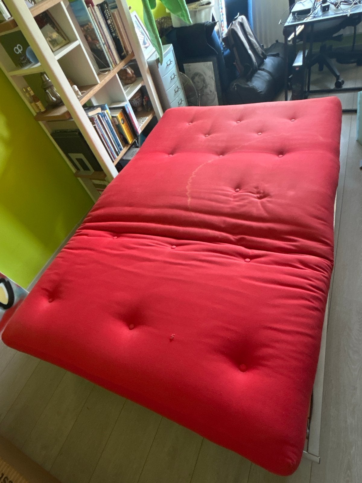 Slaap bankje rood met blauwe kussens - Gebruikt, Huis en Inrichting, Ophalen, Gebruikt, Tweepersoons, 75 tot 100 cm