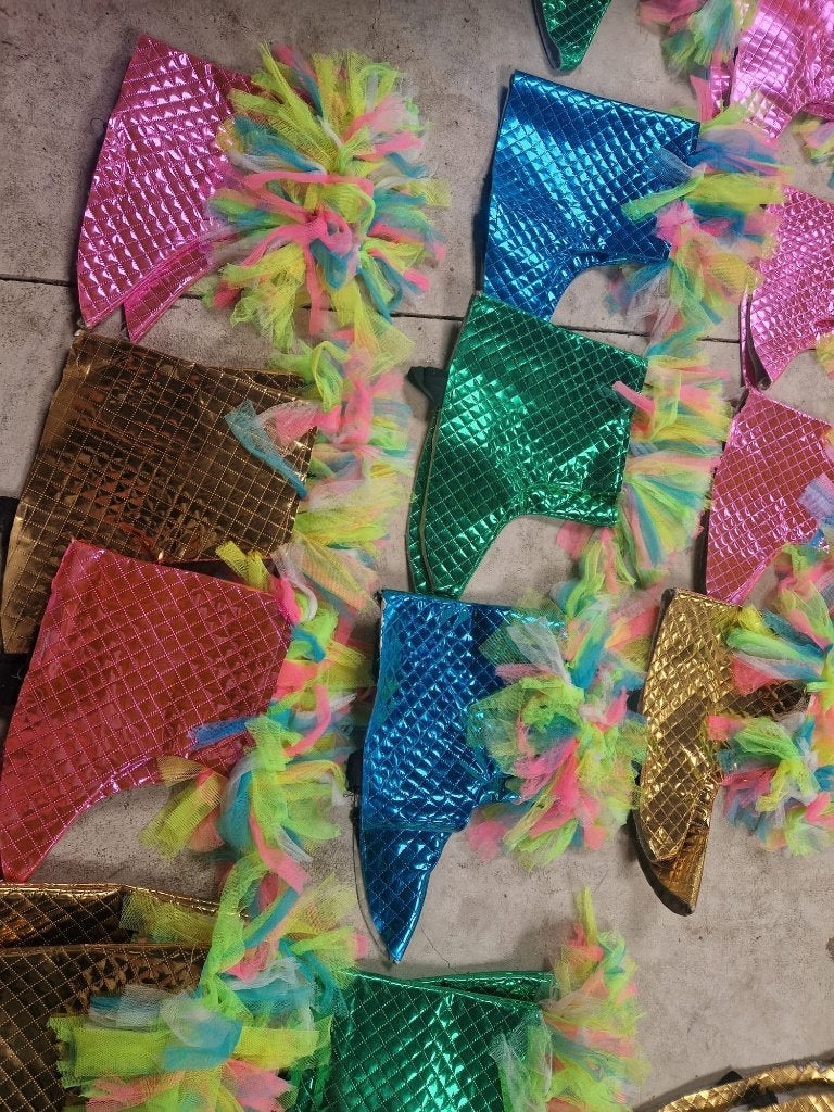 Foto 11 van Carnavalskleding loopgroep optocht/stoet vlaggentjes pakken