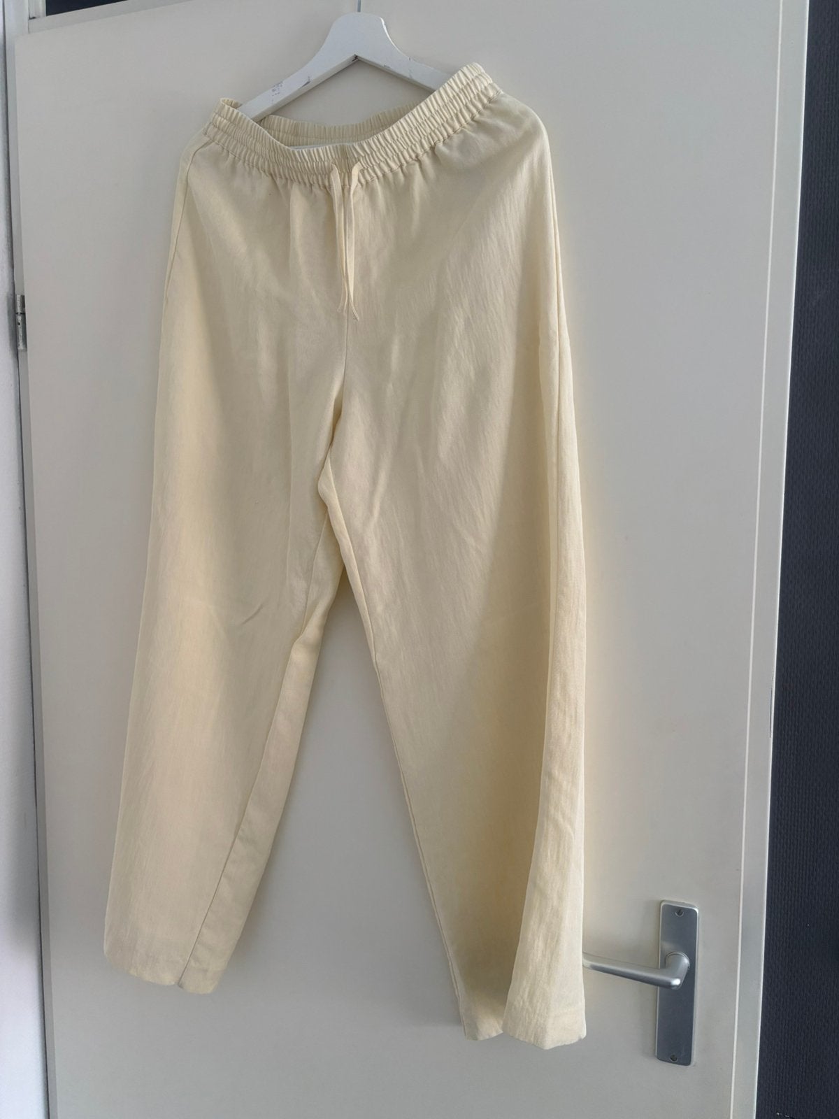 Lichtgele soepelvallende zomerbroek NA-KD 36, Geel, Ophalen of Verzenden, Zo goed als nieuw, Maat 36 (S)