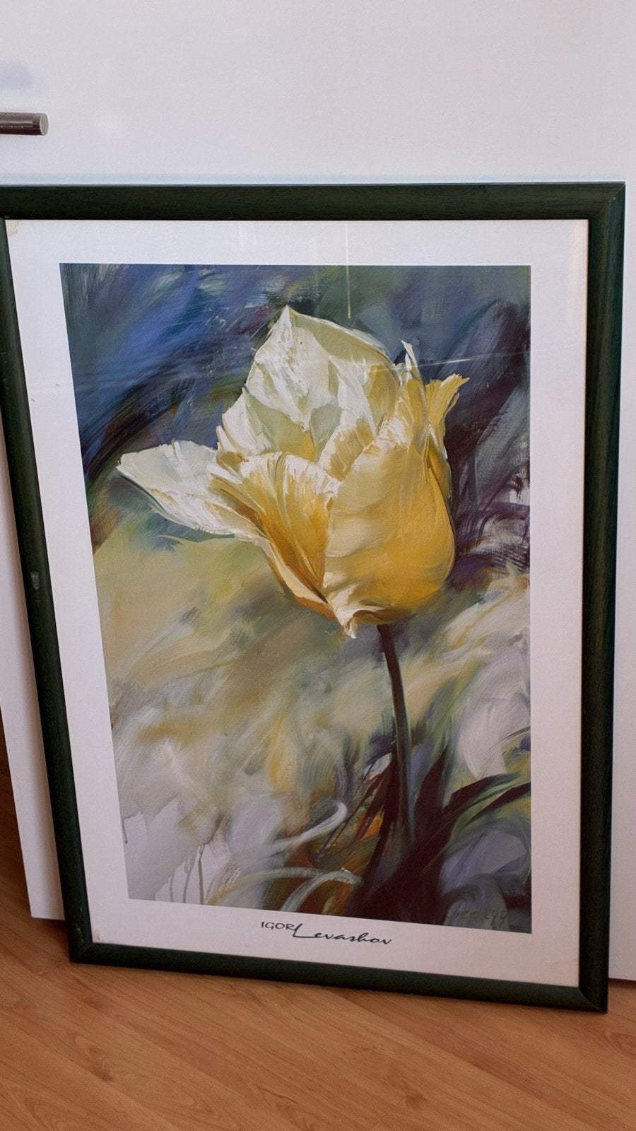 Schilderij met gele tulp, gesigneerd Igor Levashev, Ophalen of Verzenden, Print, Gesigneerd, Overige materialen
