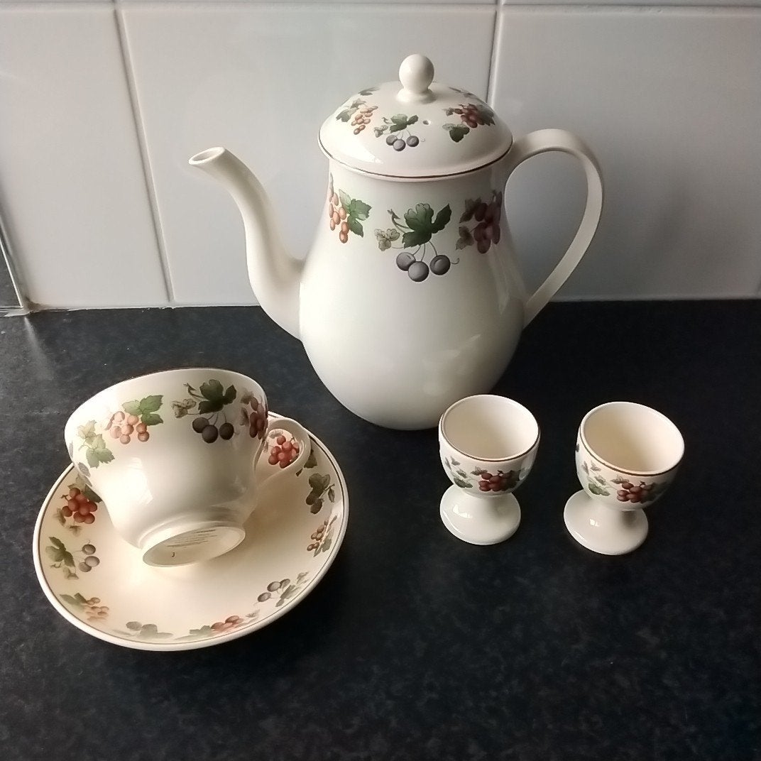 Wedgwood provence thee/koffiepot+kop+schotel, 2 eierdopjes, Ophalen of Verzenden, Zo goed als nieuw, Porselein, Overige typen