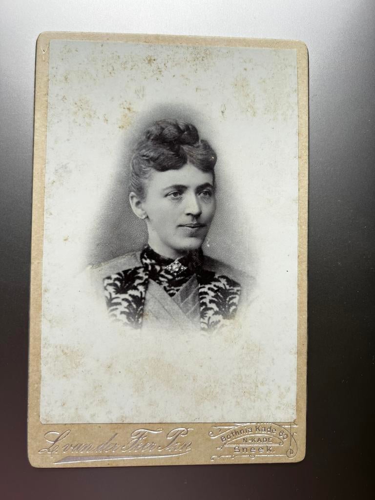 Cdv kabinetfoto, L.van der Feer Sneek, mode, Ophalen of Verzenden, Voor 1940, Zo goed als nieuw, Klederdracht