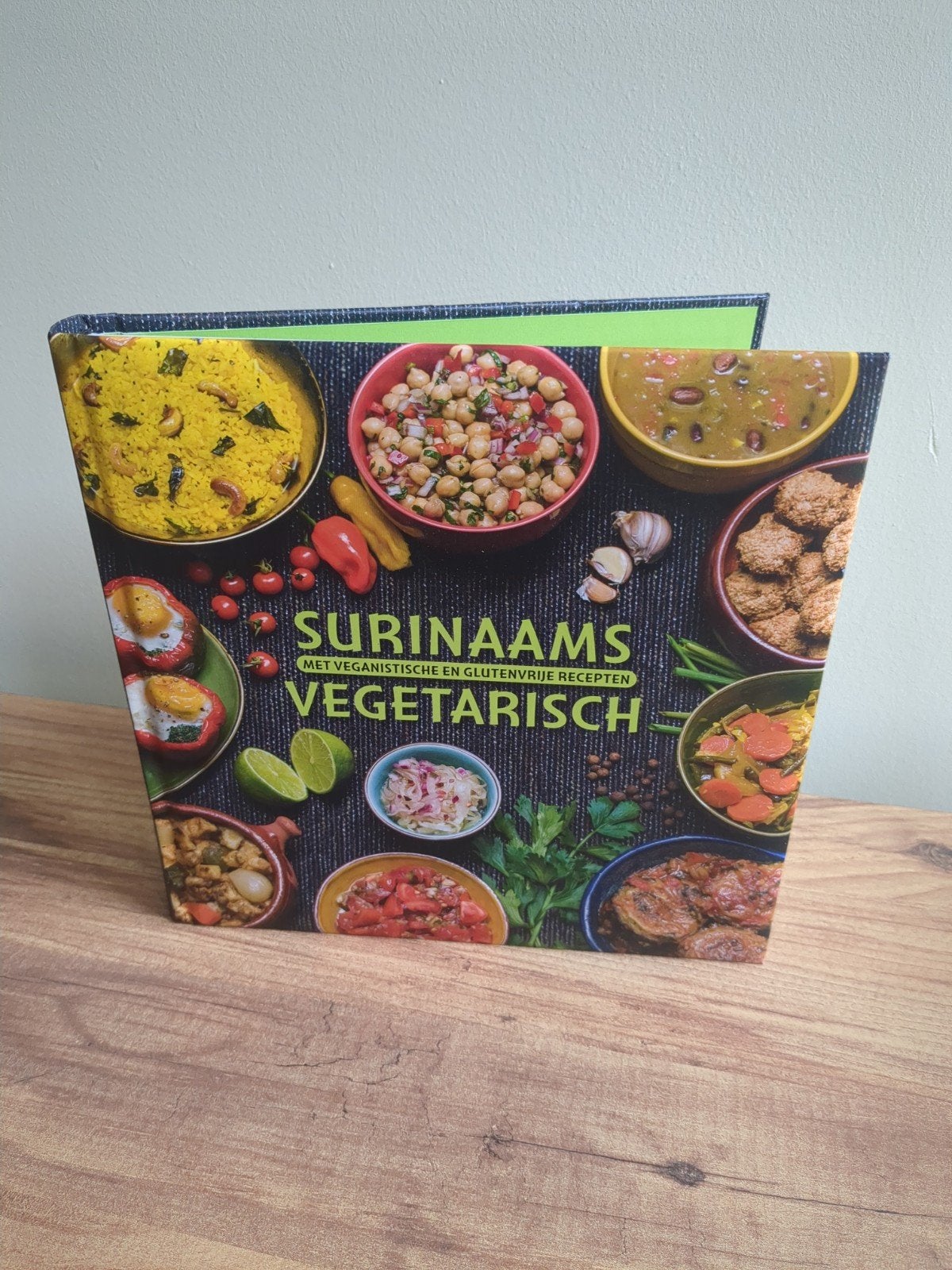 Surinaams Vegetarisch Kookboek - Vegan & Glutenvrij, Hoofdgerechten, Gezond koken, Ophalen of Verzenden, Zo goed als nieuw