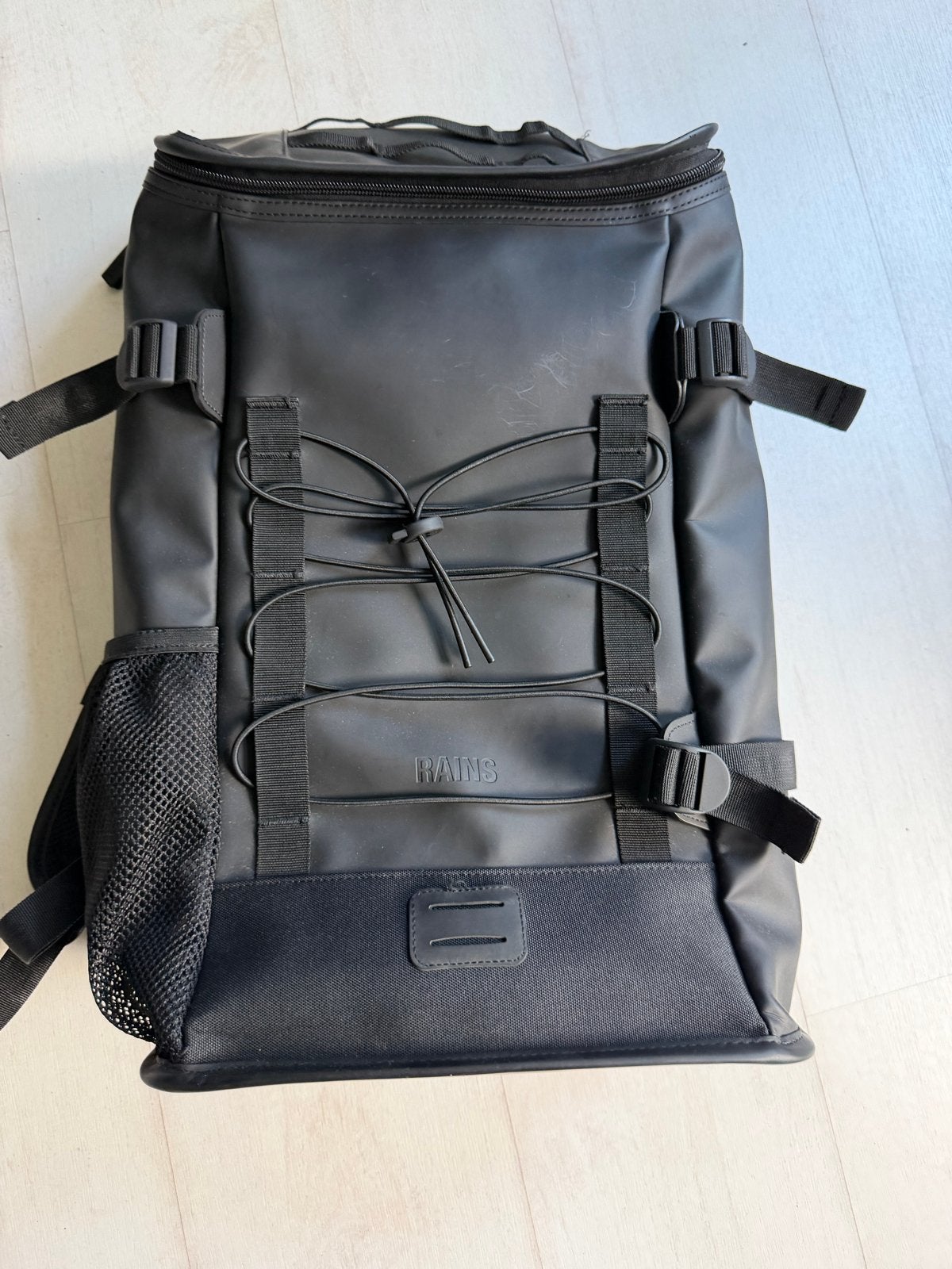 Rains Rugzak - Zwart, Waterdicht en Stijlvol, Sieraden, Tassen en Uiterlijk, Tassen | Rugtassen, 25 tot 40 cm, Ophalen of Verzenden