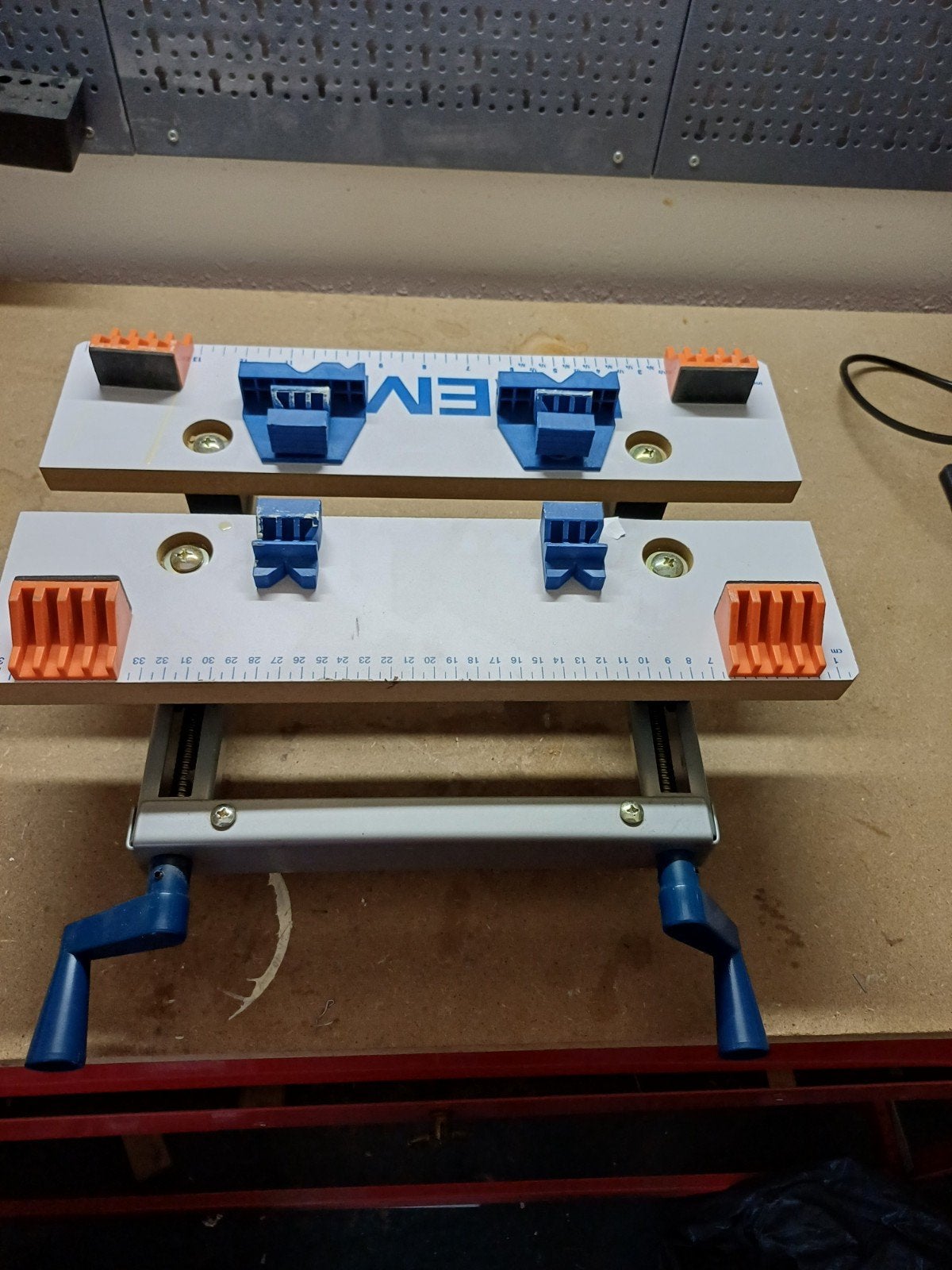 Dremel werkbank met klemmen en meetlint, Ophalen of Verzenden, Gebruikt, Bankschroef, Overige merken