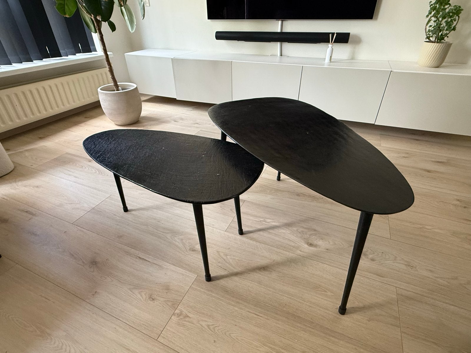 Set van 2 zwarte salontafels, organische vorm, Huis en Inrichting, Tafels | Salontafels, Gebruikt, Glas, Overige vormen, 5 – 50