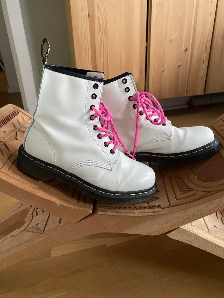 Witte Dr. Martens met roze veters - Maat 38, Ophalen, Zo goed als nieuw, Wit, Lage of Enkellaarzen