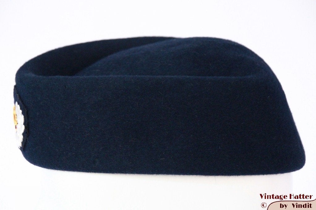 kleine Vintage Dames Uniform hoed DDR donker blauw 51-53, Meisje, Hoed, Ophalen of Verzenden, Zo goed als nieuw