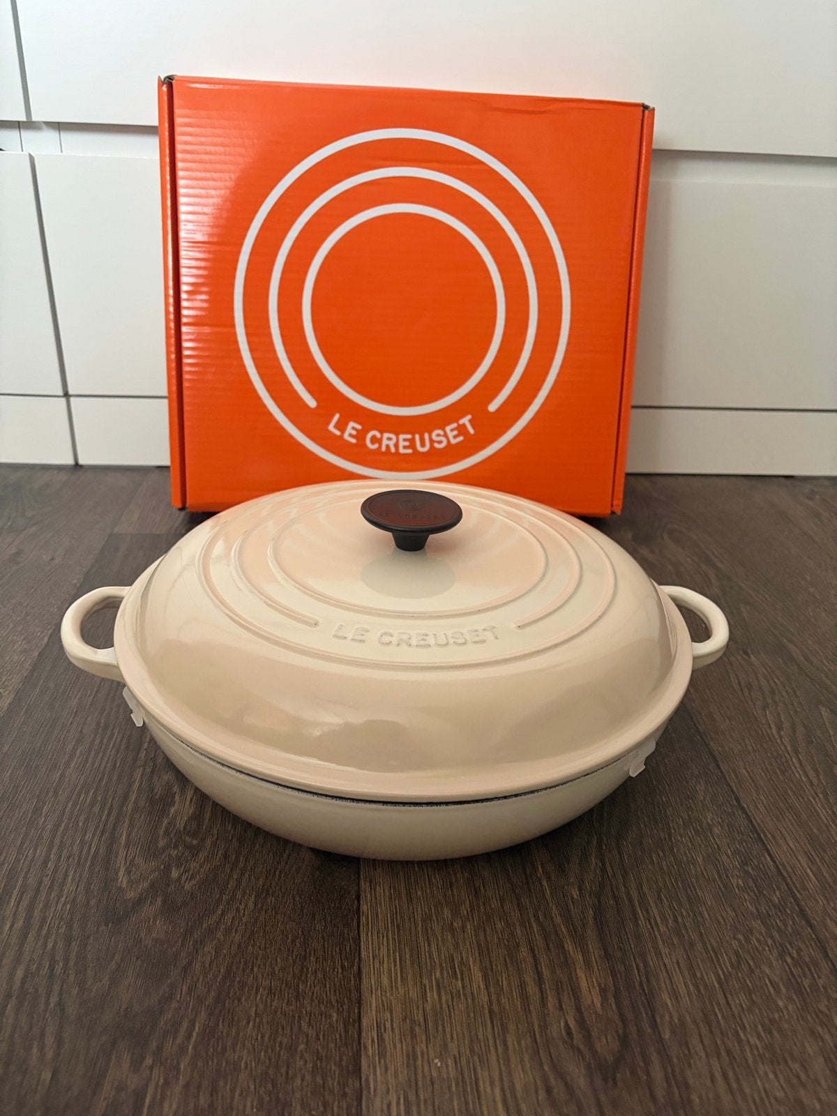 Nieuwe Le Creuset braad-/stoofpan 30 cm Meringue, Huis en Inrichting, Keuken | Potten en Pannen, Ophalen of Verzenden, Nieuw, Gietijzer