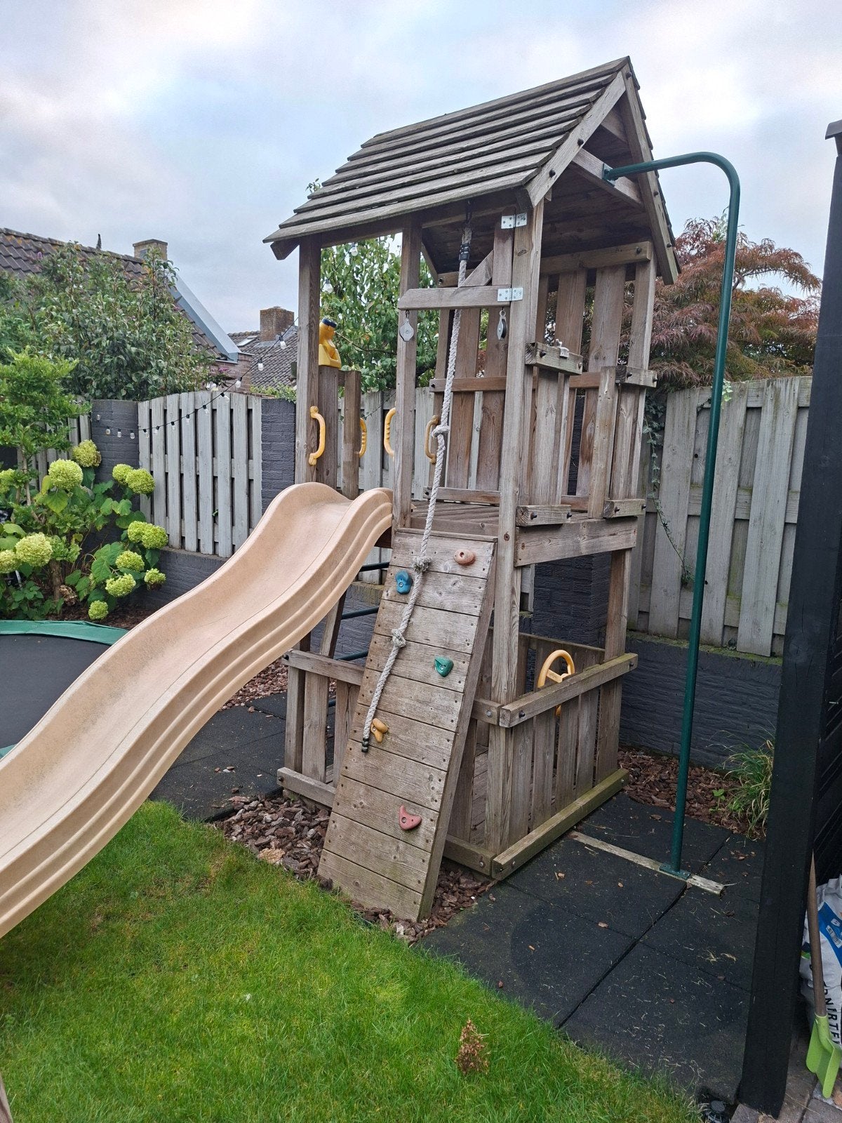 Houten speeltoestel met glijbaan en klimwand, Ophalen, Gebruikt, Glijbaan