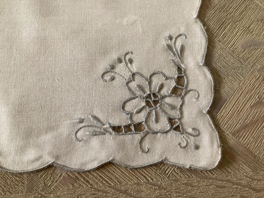 Servetten met Richelieu borduurwerk, Huis en Inrichting, Keuken | Textiel, Ophalen of Verzenden, Nieuw, Wit, Overige typen