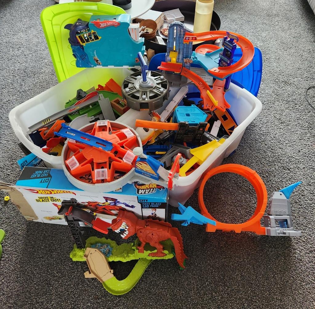 Grote Hot Wheels Baanset met Dino en City Garage, Ophalen, Gebruikt, Jongen of Meisje