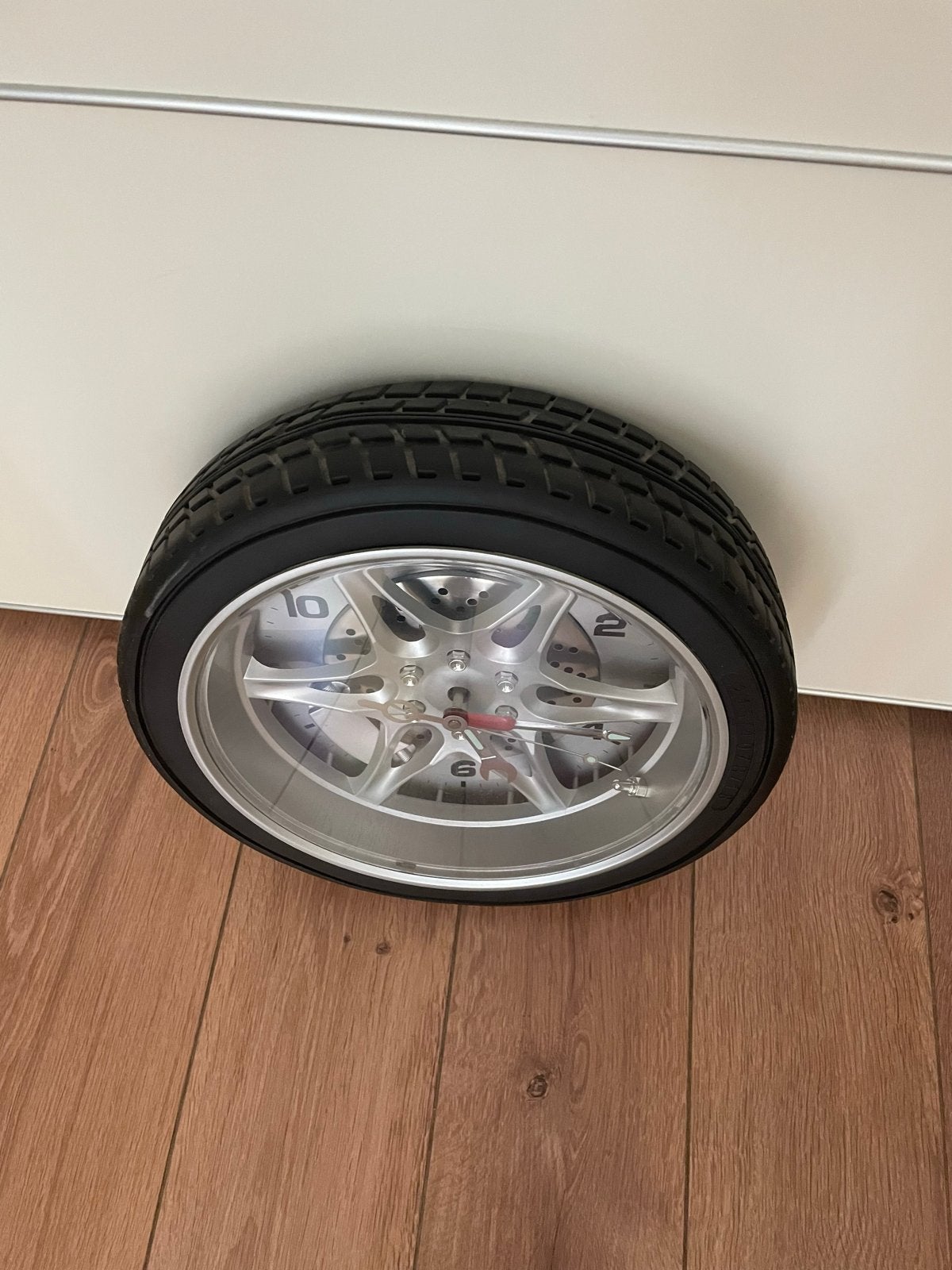 Leuke wandklok in autoband/gereedschap design - 35 cm, Ophalen, Gebruikt, Wandklok