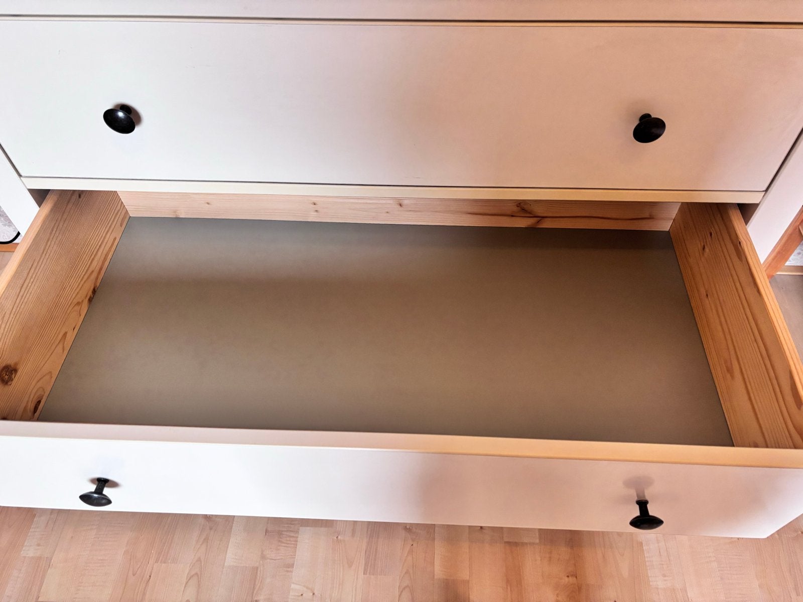 Oerdegelijke Hemnes ladenkast - fineerranden te vernieuwen, Huis en Inrichting, Kasten | Ladekasten, Ophalen, Gebruikt, 100 tot 150 cm